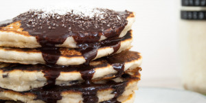Beitragsbild des Blogbeitrags Vegan Chocolate Coconut Pancakes (Bounty Pancakes)