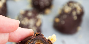 Beitragsbild des Blogbeitrags Chocolate Covered Snickers Stuffed Dates