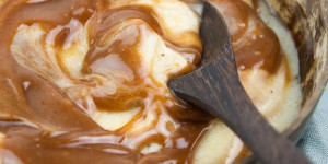 Beitragsbild des Blogbeitrags Salted Caramel Swirl Nice Cream 