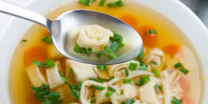 Beitragsbild des Blogbeitrags Austrian Pancake Soup (Vegan)