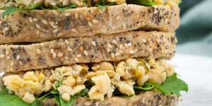 Beitragsbild des Blogbeitrags Vegan Chickpea Tuna Salad