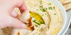 Beitragsbild des Blogbeitrags The Best Hummus made with dried chickpeas 