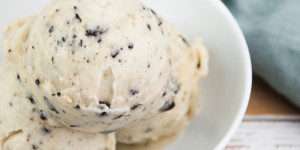 Beitragsbild des Blogbeitrags Vegan Banana Stracciatella Ice Cream 