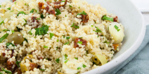Beitragsbild des Blogbeitrags Mediterranean Couscous with olives, artichokes & dried tomatoes 