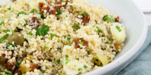 Beitragsbild des Blogbeitrags Mediterranean Couscous with olives, artichokes & dried tomatoes