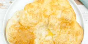 Beitragsbild des Blogbeitrags Vegan Lángos (Hungarian Fried Bread)