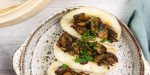 Beitragsbild des Blogbeitrags Vegan Bao Buns with BBQ Mushroom Filling