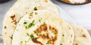 Beitragsbild des Blogbeitrags Easy Vegan Naan (Indian Flatbread) 