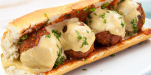 Beitragsbild des Blogbeitrags Cheesy Vegan Meatball Sub