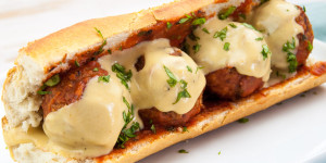 Beitragsbild des Blogbeitrags Cheesy Vegan Meatball Sub 