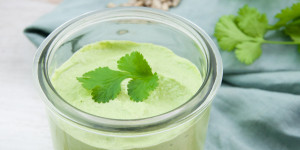 Beitragsbild des Blogbeitrags Vegan Cilantro Lemon Sunflower Seed Dip