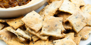 Beitragsbild des Blogbeitrags Crispy Sesame Crackers