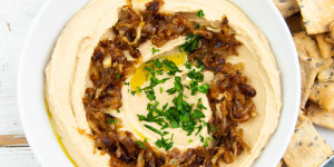 Beitragsbild des Blogbeitrags Caramelized Onion Hummus 