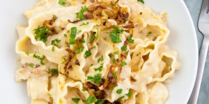 Beitragsbild des Blogbeitrags Creamy Caramelized Onion Pasta 