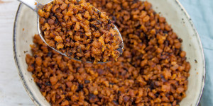 Beitragsbild des Blogbeitrags Vegan Bacon Bits (made with TVP)