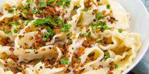 Beitragsbild des Blogbeitrags Vegan Cashew Carbonara Pasta with TVP Bacon