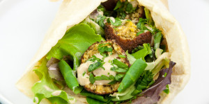 Beitragsbild des Blogbeitrags Vegan Falafel Wrap