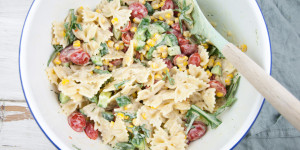 Beitragsbild des Blogbeitrags Creamy Vegan Pasta Salad 