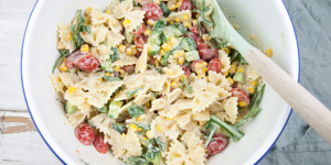 Beitragsbild des Blogbeitrags Creamy Vegan Pasta Salad