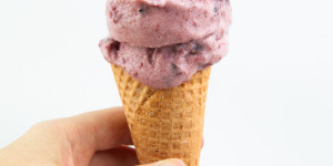 Beitragsbild des Blogbeitrags Cherry Nice Cream with Chocolate Chunks