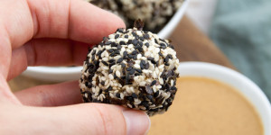 Beitragsbild des Blogbeitrags Sushi Rice Balls with Peanut Wasabi Dip 