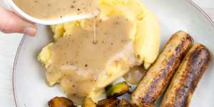 Beitragsbild des Blogbeitrags Vegan Peppercorn Sauce