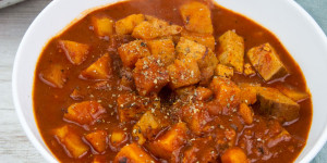 Beitragsbild des Blogbeitrags Vegan Goulash with Smoked Tofu & Potatoes 