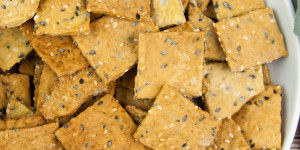 Beitragsbild des Blogbeitrags Crispy Sesame Crackers 