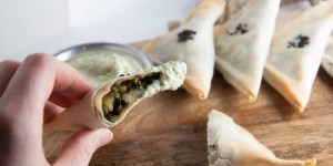 Beitragsbild des Blogbeitrags Baked Samosas filled with potatoes and spinach (vegan)