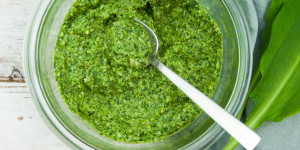 Beitragsbild des Blogbeitrags Nut-Free & Vegan Wild Garlic Pesto 