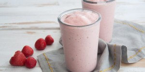 Beitragsbild des Blogbeitrags Strawberry Nice Cream Shake (vegan, gluten-free, refined sugar-free) 