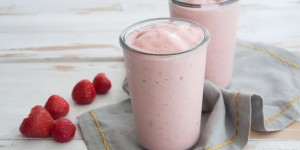 Beitragsbild des Blogbeitrags Strawberry Nice Cream Shake (vegan, gluten-free, refined sugar-free)