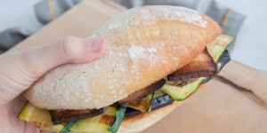 Beitragsbild des Blogbeitrags Mediterranean Veggie Sandwich with Smoked Tofu