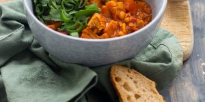 Beitragsbild des Blogbeitrags Veganer Jackfrucht Gulascheintopf mit Rucola