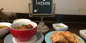 Beitragsbild des Blogbeitrags Die kleine Frau mit dem Schal beim Weihnachts-Swap in der Villa Carlton