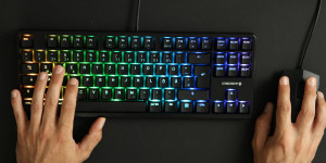 Beitragsbild des Blogbeitrags Back from the 80s: CHERRY G80-3000N RGB TKL Tastatur