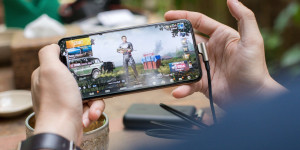Beitragsbild des Blogbeitrags Die Entwicklung des Spiels für Handys: von Gravity Defied bis zu Online-Slots