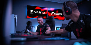 Beitragsbild des Blogbeitrags VARTA und Fokus starten Esports Academy für Österreichs Nachwuchs-Gamer 