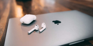 Beitragsbild des Blogbeitrags Apple AirPods als Gaming Kopfhörer nutzen: Wie gut sind sie? 