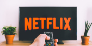 Beitragsbild des Blogbeitrags Netflix unterbindet Password-Sharing 