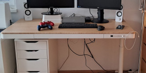 Beitragsbild des Blogbeitrags Höhenverstellbarer Schreibtisch mit Bambus-Tischplatte Q8 im Test