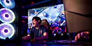 Beitragsbild des Blogbeitrags Red Bull For The Win 2024 – E-Sport Profis herausfordern!