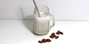 Beitragsbild des Blogbeitrags Selbstgemachte Mandelmilch