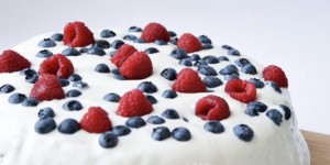 Beitragsbild des Blogbeitrags veganer Beerenkuchen mit Mohn – glutenfrei