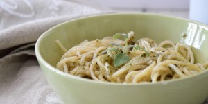 Beitragsbild des Blogbeitrags Salbei-Walnuss Pesto selber machen 
