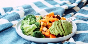 Beitragsbild des Blogbeitrags Buddha Bowl mit Süßkartoffel, Brokkoli und Räuchertofu