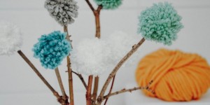 Beitragsbild des Blogbeitrags DIY Pompom Blumen – Blumen aus Wolle 