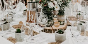 Beitragsbild des Blogbeitrags DIY Namenskärtchen am Hochzeitstisch als Gastgeschenk 