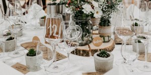 Beitragsbild des Blogbeitrags DIY Namenskärtchen am Hochzeitstisch als Gastgeschenk