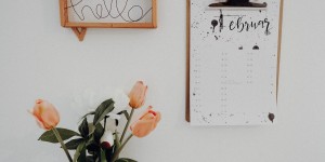 Beitragsbild des Blogbeitrags Wanddeko aus Eisstielen mit Hello Schriftzug